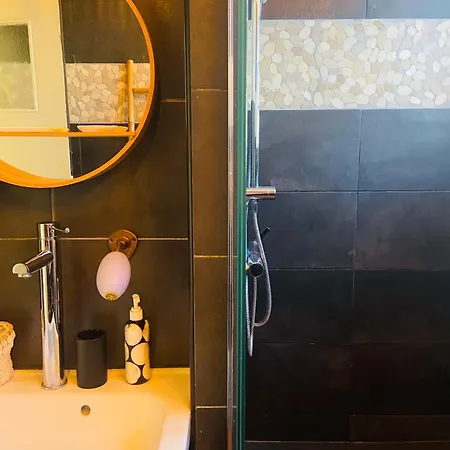 Evasion Tropicale - D'artiste Avec Jacuzzi Prive Dans Un Jardin Exotique Homestay