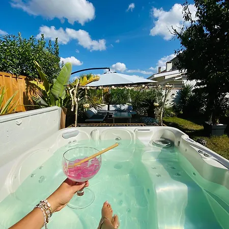 Evasion Tropicale - D'artiste Avec Jacuzzi Prive Dans Un Jardin Exotique Homestay